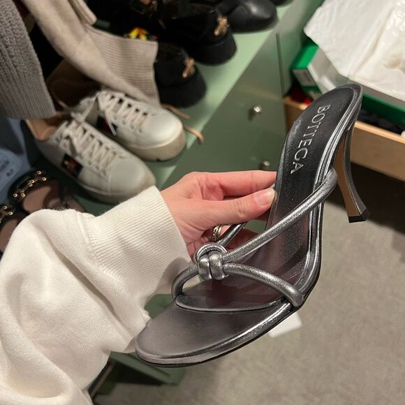 NEW bottega Veneta silver knot sandal - Picture 6 of 12